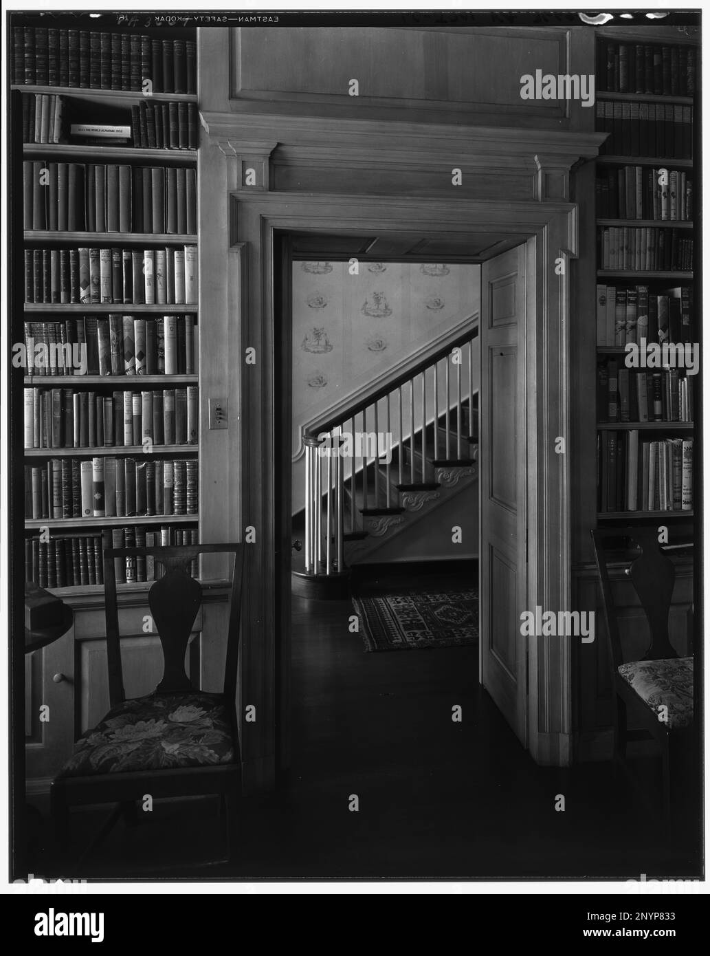 1800 Monument Avenue, Richmond, Henrico County, Virginia. Carnegie Survey of the Architecture of the South. United States  Virginia  Henrico County  Richmond, Bookcases, Doors & doorways, Interiors. Stock Photo