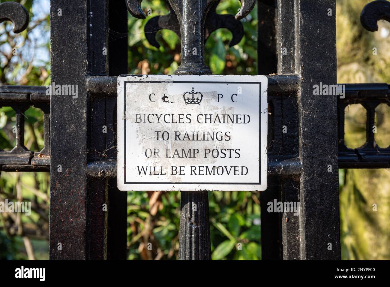 Bicycles chained to railings or lamp posts will be removed. Sign on Park Square private park fence in London, England. Stock Photo