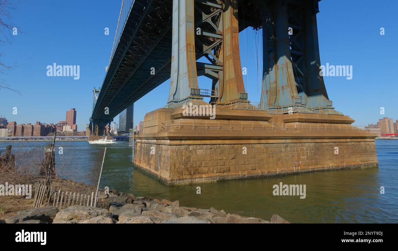 Dumbo brooklyn crowd hi-res stock photography and images - Alamy
