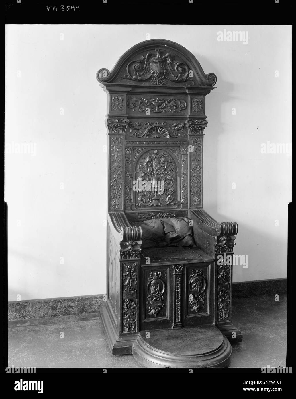 Virginia House, Mexican carved furniture, Richmond, Henrico County, Virginia. Carnegie Survey of the Architecture of the South. United States  Virginia  Henrico County  Richmond, Thrones, Woodwork. Stock Photo