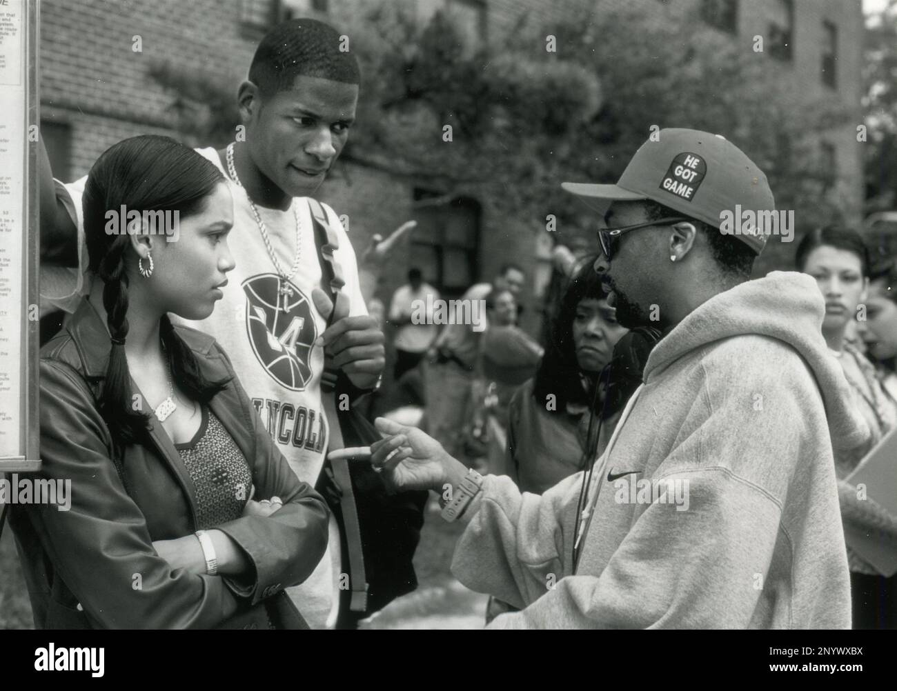 American actress Rosario Dawson and NBA superstar Ray Allen with filmmaker Spike Lee on the set of He Got Game, USA 1998 Stock Photo