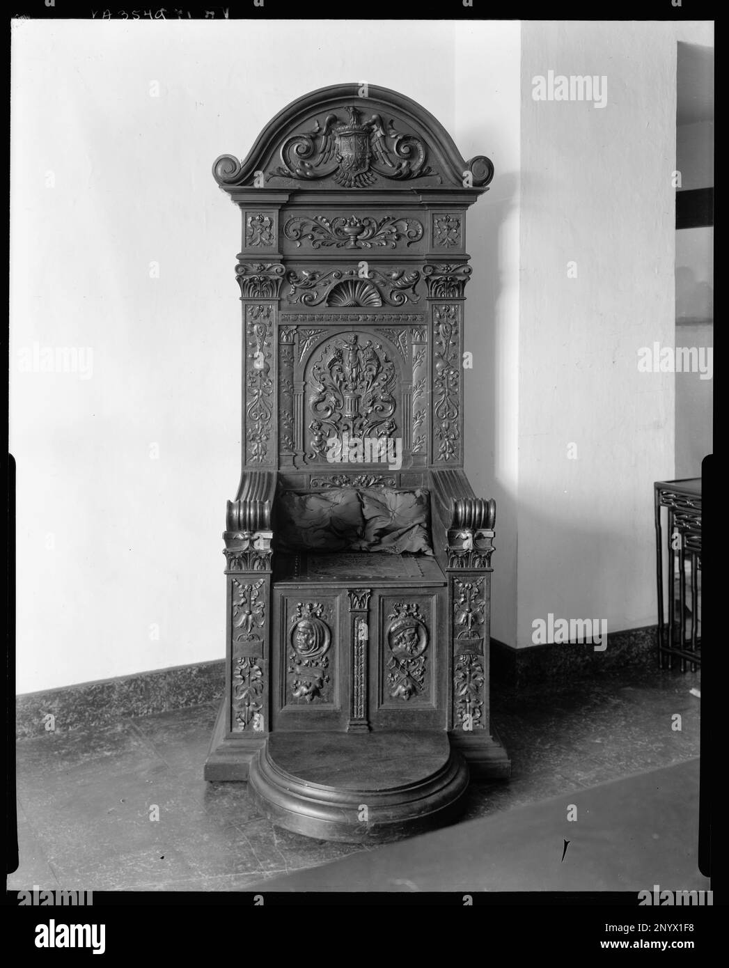 Virginia House, Mexican carved furniture, Richmond, Henrico County, Virginia. Carnegie Survey of the Architecture of the South. United States  Virginia  Henrico County  Richmond, Thrones, Woodwork. Stock Photo