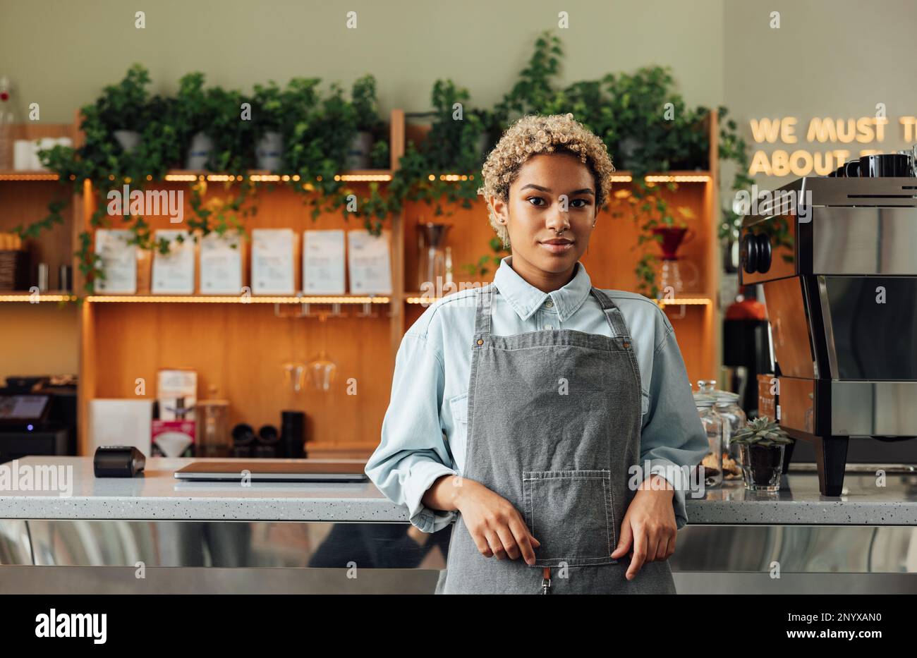 Barista woman female employee hi-res stock photography and images - Alamy