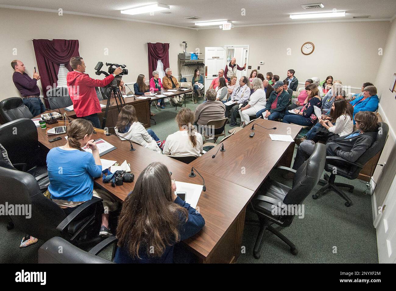 People attend an opendoor meeting held by Bob Goodlatte, RRoanoke, Va