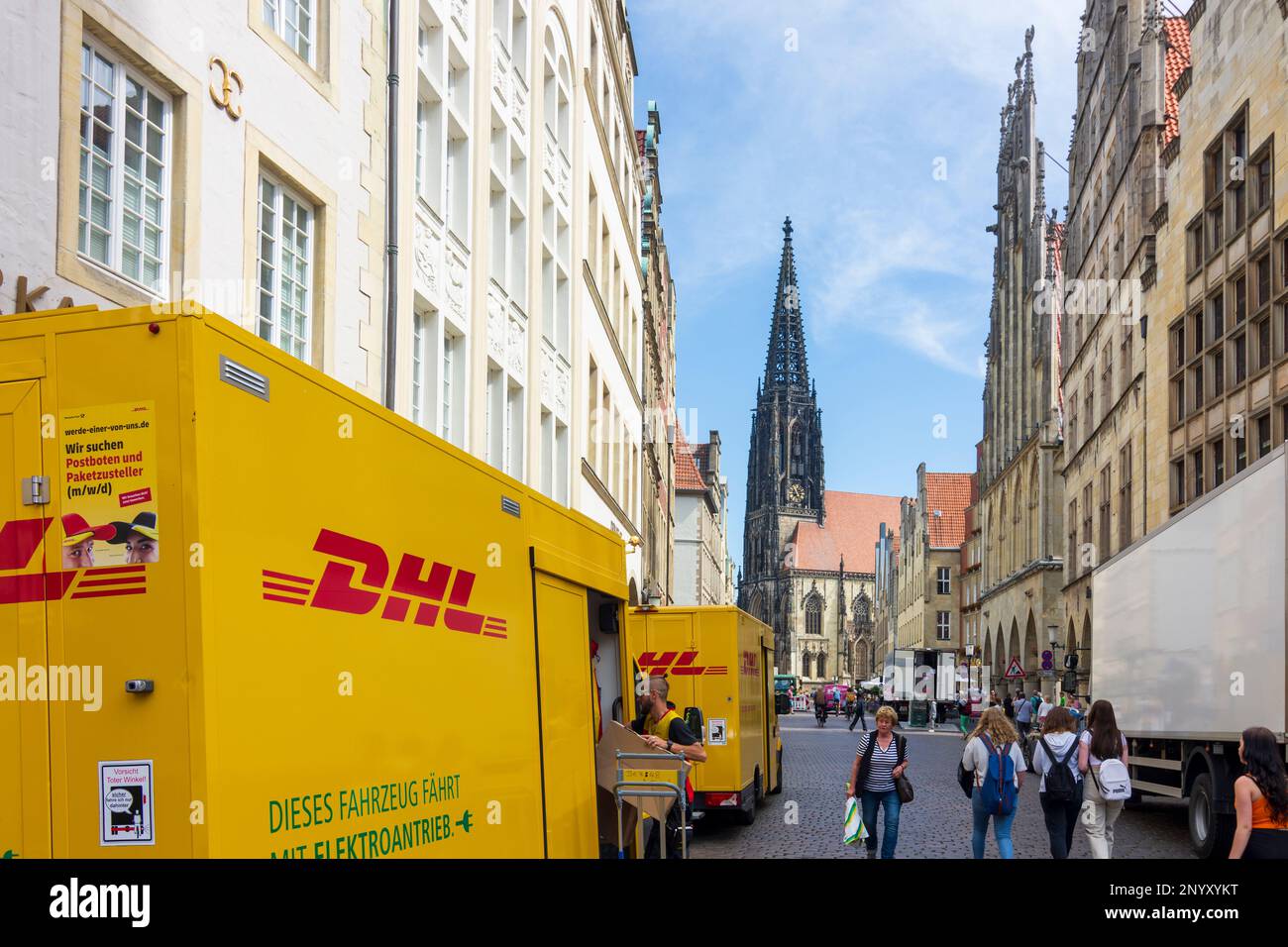 Münster: 3 delivery vans of DHL in a line, issue of delivery logistics in inner cities, square Prinzipalmarkt, church St. Lamberti in Münsterland, Nor Stock Photo