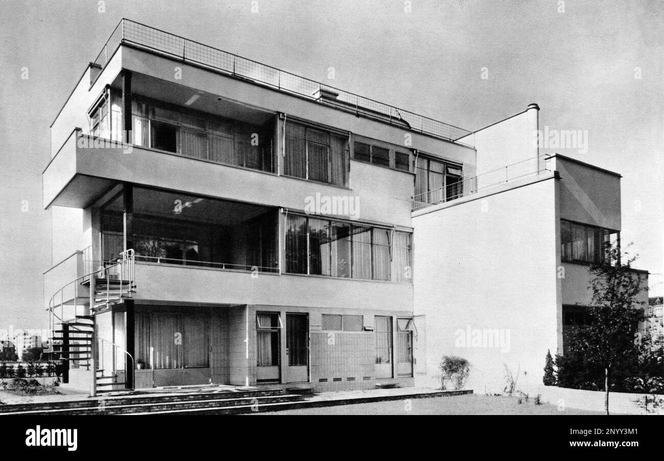1930's , Rotterdam , Nederland : The Sonneveld House  built from the celebrated dutch architects J. A. BRINKMAN ( born in 1902 ) and L. C. VAN DER VLUGT ( born 1894 ) - ARCHITETTURA - ARCHITECTURE - ARCHITETTO - abitazione - casa - house - villa - AVANTGUARDIA - AVANTGARDE - RAZIONALISMO - RAZIONALISTA  ----  Archivio GBB Stock Photo