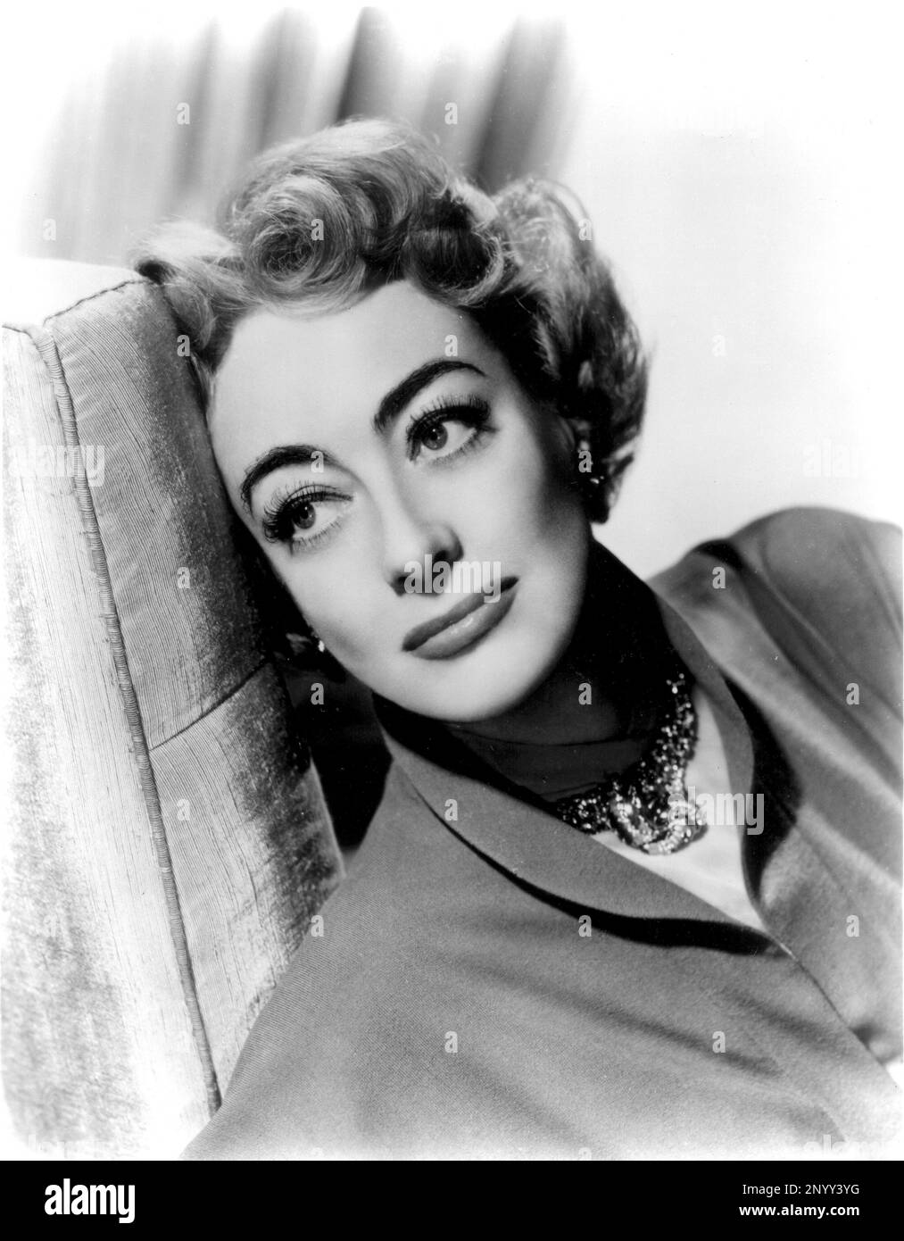 1953 , USA : The movie actress  JOAN  CRAWFORD , pubblicity still for TORCH SONG ( La maschera e il cuore ) by  Charles Walters , from the novel by I.A.R. Wylie  - FILM - CINEMA - portrait - ritratto  - DIVA - DIVINA - VAMP - orecchino - orecchini - earrings - bijoux - gioiello - gioielli - jewels - collana - collier - necklace  ----  Archivio GBB Stock Photo