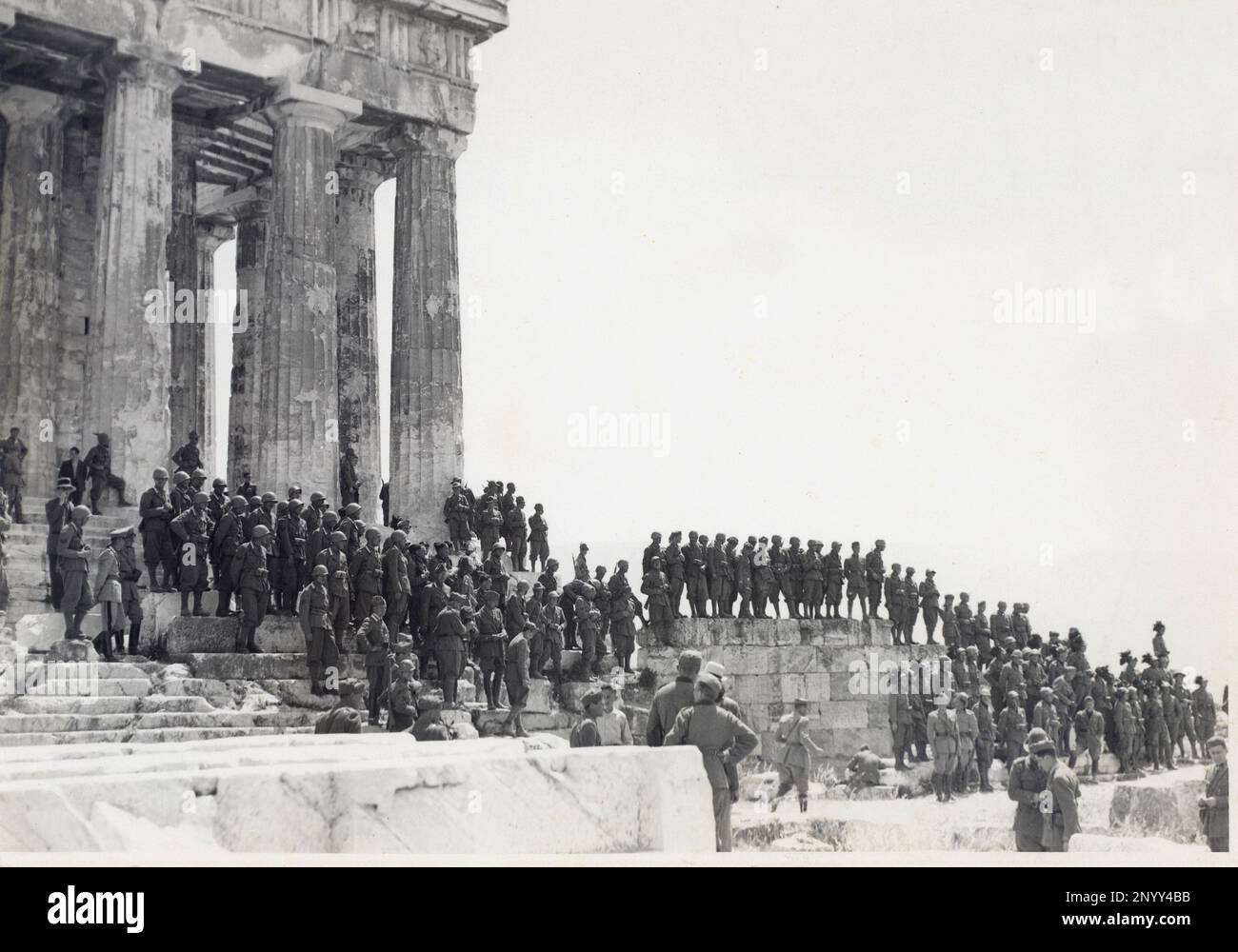1942 ca. Athens , Greece : The italian military fascist troups invade the Greece. In this photo some of italian platoons ( Alpini and Bersaglieri ) visiting the Acropolis celebrated monuments - SECONDA GUERRA MONDIALE - World War 2nd - WWII - FRONTE GRECO - ATENE - GRECIA - ACROPOLI - miliari soldati italiani - COLONIALISMO - COLONIALISM - FASCIST - FASCISTA - FASCISMO - FASCISM - TURISMO - tourism - archeology - archeologia - tempio - temple - templio  - FRONTE GRECO - BERSAGLIERE - ALPINO ----  Archivio GBB Stock Photo