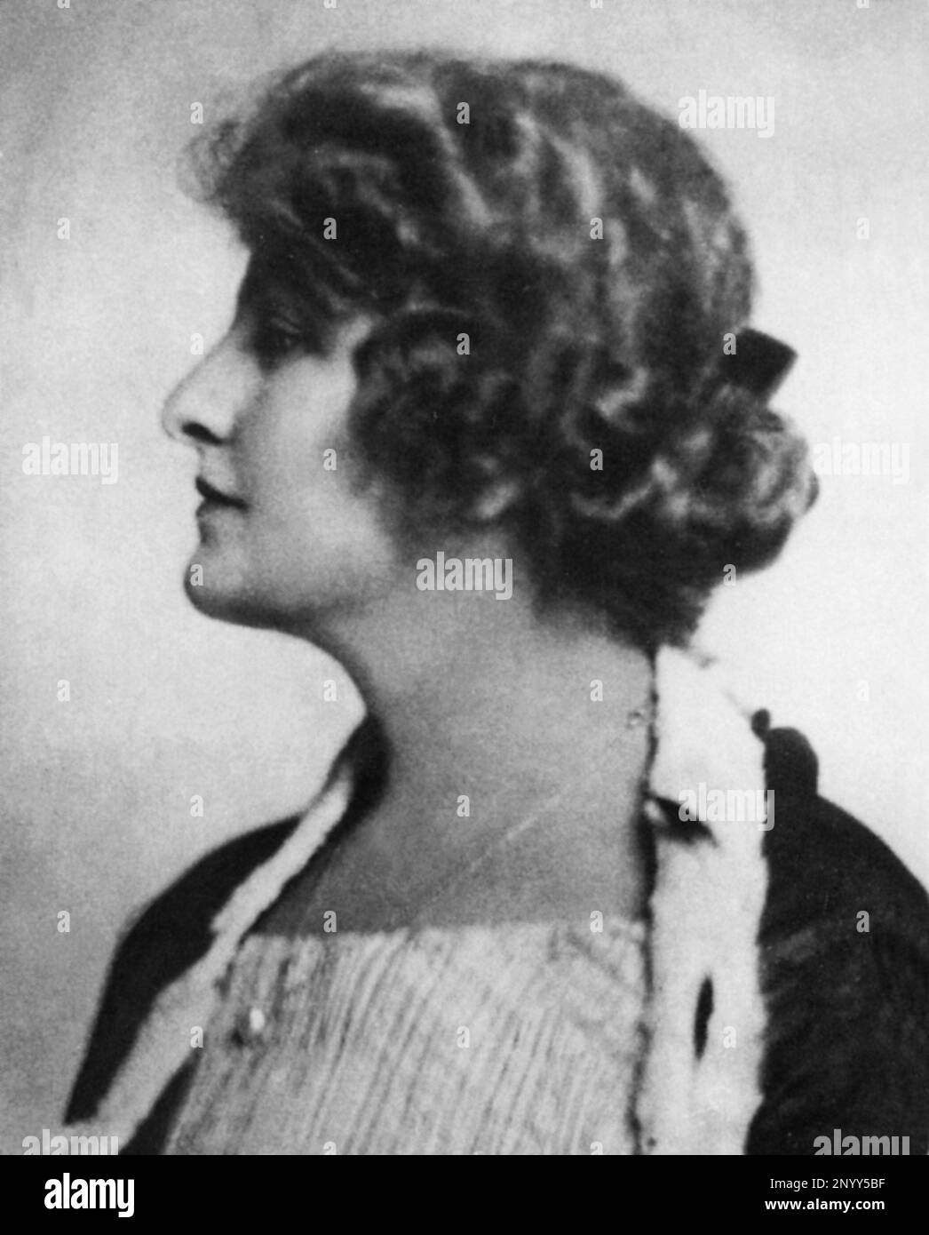 The austrian artist ALMA MAHLER Gropius Werfel ( 1879 - 1964 ), married to celebrated music composer Gustav Mahler in 1902 , to 1915 married the german Bauhaus artist architect Walter Gropius , from 1929 married with writer Franz Werfel . From 1912 was the lover of expressionist painter Oskar Kokoschka . Already was a secret lover of Secession painter Gustav Klimt . Alma was the daughter of prominent Viennese landscape painter Emil Jakob Schindler - portrait - ritratto - profilo - profile - MUSA - MUSE - amante   ----  Archivio GBB Stock Photo