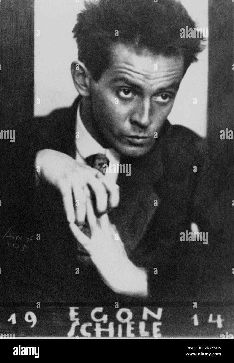 1914 : The expressionist austrian painter EGON SCHIELE ( Tulln 1890 - Wienn 1918 ), portrait by Anton Josef Trcka  - ESPRESSIONISTA - ESPRESSIONISMO - Expressionism - SECESSION - SECESSIONE VIENNESE - VISUAL ARTS - ARTI VISIVE - Arte - mani - hands - ritratto  ----  Archivio GBB Stock Photo