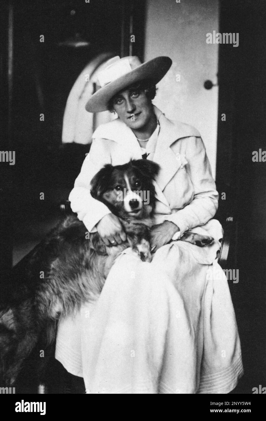 1917 : EDITH SCHIELE , wife of the  expressionist austrian painter EGON SCHIELE ( Tulln 1890 - Wienn 1918 ) -  SECESSION - SECESSIONE VIENNESE - VISUAL ARTS - ARTI VISIVE - Arte - portrait - ritratto -  portrait - moglie - cappello - hat - cane - dog  ----  Archivio GBB Stock Photo