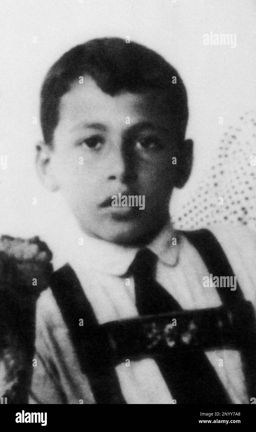 1917 , Vienna , Austria : The celebrated italo-american art dealer gallerist LEO CASTELLI  ( 1907 , Trieste , Italy - 21 august 1999 , New York ) when was a little boy aged 9 . Friend of Pop Artists  and expecially Andy Warhol and Robert Rauschenberg . Son of the jewish hungarian banker Ernesto Krauss , married to art dealer Ileana Shapira ( later Sonnabend ) in Bucharest during the 30's - personalità celebrità da giovane piccolo bambino bambini piccoli - celebrity celebrities personality personalities children young youngs - little child - ARTE - ARTS - GALLERISTA - portrait - ritratto   ---- Stock Photo