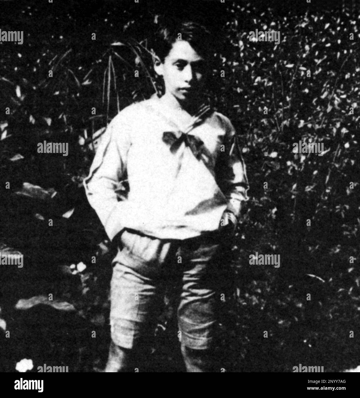 1918 , Trieste , Italy : The celebrated italo-american art dealer gallerist LEO CASTELLI  ( 1907 , Trieste , Italy - 21 august 1999 , New York ) when was a little boy aged 11 in the garden of the Villa , Via Michelangelo . Friend of Pop Artists  and expecially Andy Warhol and Robert Rauschenberg . Son of the jewish hungarian banker Ernesto Krauss , married to art dealer Ileana Shapira ( later Sonnabend ) in Bucharest during the 30's - personalità celebrità da giovane piccolo bambino bambini piccoli - celebrity celebrities personality personalities children young youngs - little child - ARTE - Stock Photo
