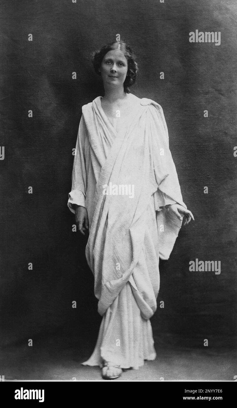 1905 ca. : The american revolutianary dancer ISADORA DUNCAN ( San Francisco 1878 - Nice , France 1927 ) , founder of Free Dance , married to russian gay poet Sergei Esenin , lover of theater director Gordon Craig . Photo by Paul Berger , Paris , France - DANCE - DANZA - ballerina - rivoluzionaria - avanguardia - avantgarde - ancient greco-roman dress - vestito all'antica greco-romano - DANZA LIBERA - BALLETTO - TEATRO ----  Archivio GBB Stock Photo