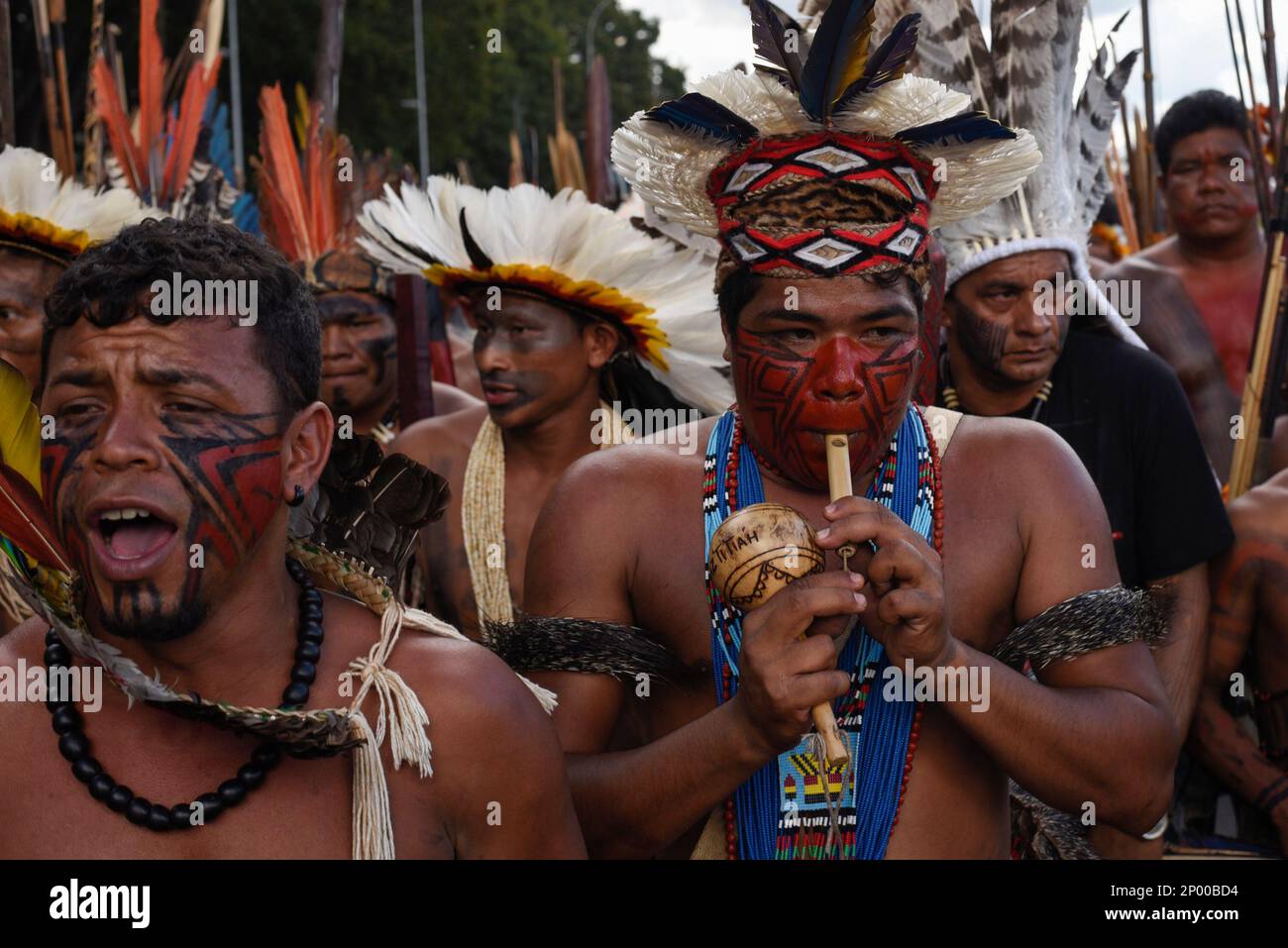 DF - Brasilia - 25/04/2017 - Manifestacao Indigena - Varias tribos Indigenas  de todo o Brasil promoveram uma