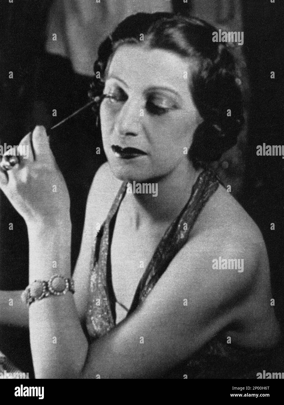 1930's : The italian theatre and movie actress TINA LATTANZI ( Alatri 15 february 1902 - Roma 25 october 1997 ), the voice of Greta Garbo , Joan Crafword and Marlene Dietrich in the italian editions of Hollywood movies  - TEATRO - THEATER - portrait - ritratto - CINEMA   - ANNI TRENTA - 30's - '30 - trucco - make-up - make up - camerino - bracelet - braccialetto - anello - anelli rings - jewels - jewellery - gioielli - gioiello - DOPPIAGGIO - DOPPIATORE - DOPPIATRICE  ----  Archivio GBB Stock Photo