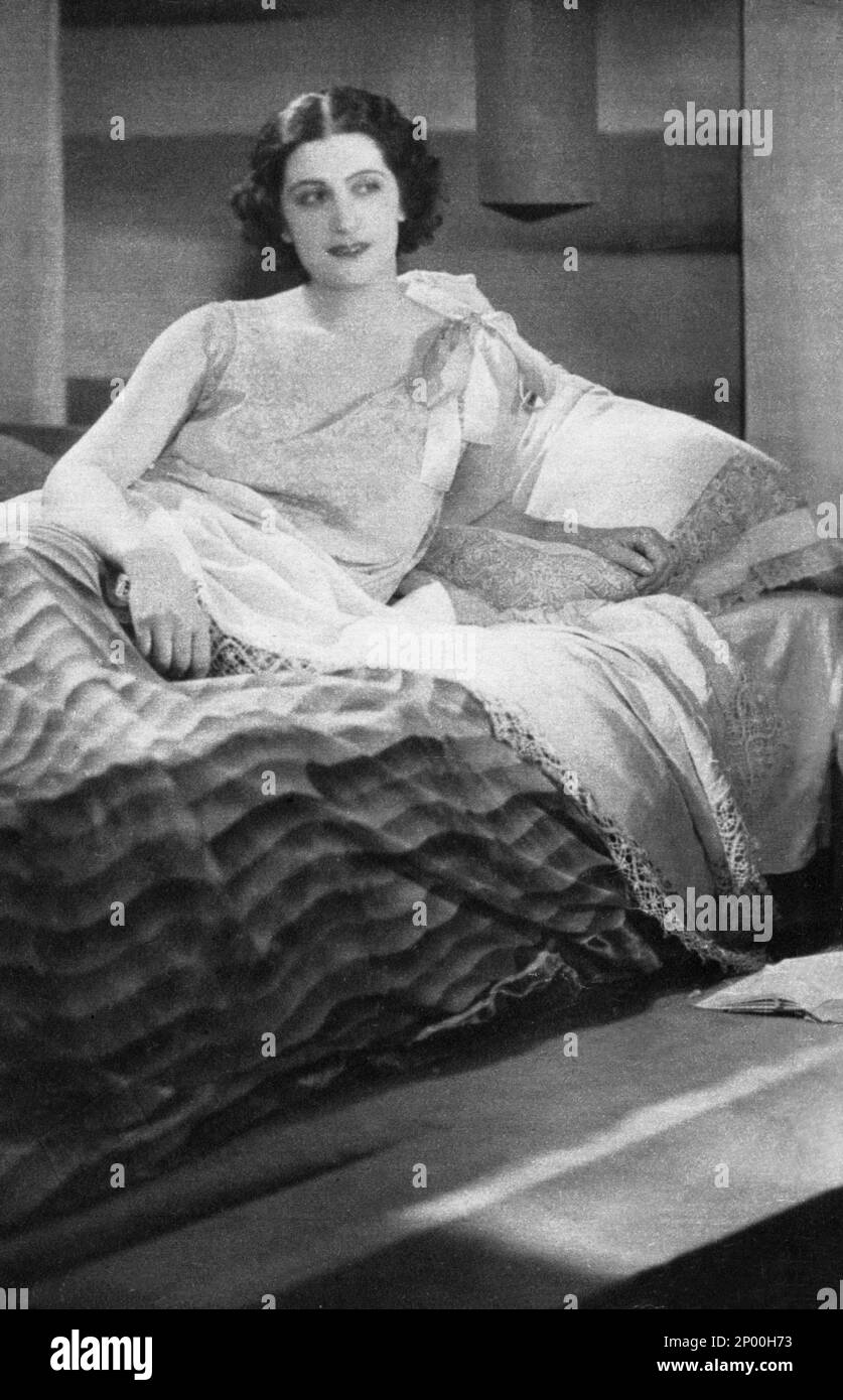 1931 : The italian theatre and movie actress TINA LATTANZI ( Alatri 15 february 1902 - Roma 25 october 1997 ), the voice of Greta Garbo , Rita Hayworth , Joan Crafword , Myrna Loy , Greer Garson , Rosalind Russell and Norma Shearer  in the italian editions of Hollywood movies . In this photo in RUBACUORI by Guido Brignone   - TEATRO - THEATER - portrait - ritratto - CINEMA   - ANNI TRENTA - 30's - '30 - bed scene - letto - cuscino - pillow - camicia da notte - negligé  - DOPPIAGGIO - DOPPIATORE - DOPPIATRICE  ----  Archivio GBB Stock Photo