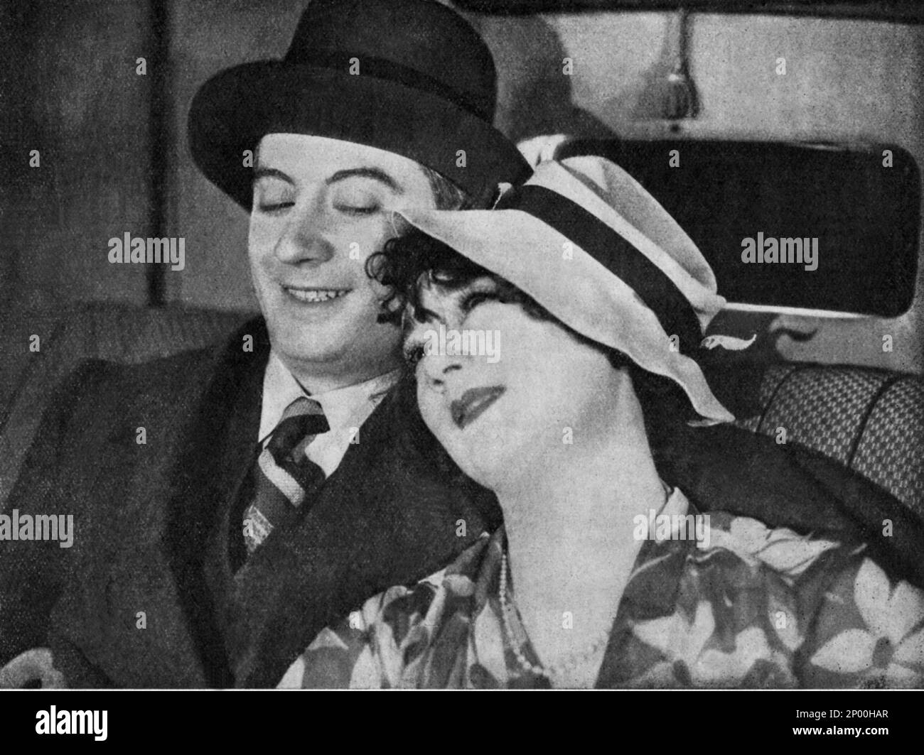 1931 , ITALY : The italian movie actress ELSA MERLINI ( 1903 - 1983 ) with NINO BESOZZI ( 1901 - 1971 ) in LA SEGRETARIA PRIVATA by Goffredo Alessandrini , from a novel by Stefan Von Szomahazy - CINEMA - FILM - smile - sorriso - TELEFONI BIANCHI - hat - cappello  ----  Archivio GBB Stock Photo