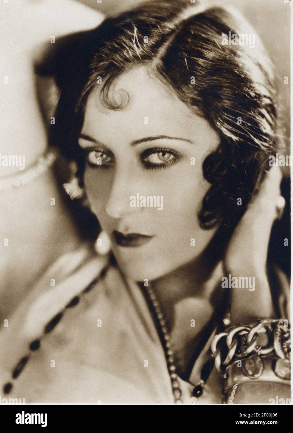 1928 , USA : The actress GLORIA SWANSON ( 1898 -  1983 ) in SADIE THOMPSON ( Pioggia ) by Raoul Walsh  , from the novel RAIN  by W Somerset Maugham  - FILM - CINEMA - attrice cinematografica - VAMP - DIVA - DIVINA - DIVINE  - collana - collier - necklace - perle - perla - pearls - gioiello - gioielli - jewels - bracelet - braccialetto - jewellery  ----  Archivio GBB Stock Photo