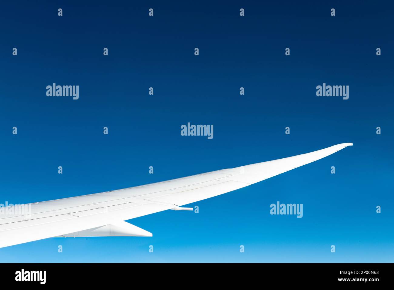 White aeroplane wing hi-res stock photography and images - Alamy