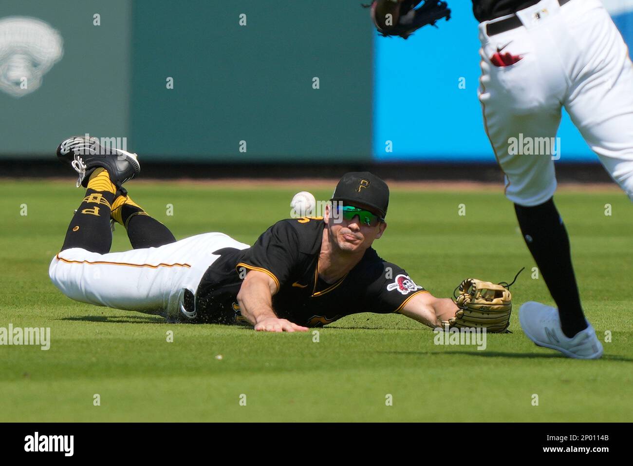 Pittsburgh Pirates center fielder Bryan Reynolds (10) dives for a blooper  single in the second inning of a MLB spring training baseball game against  the New York Yankees in Bradenton, Fla., Thursday
