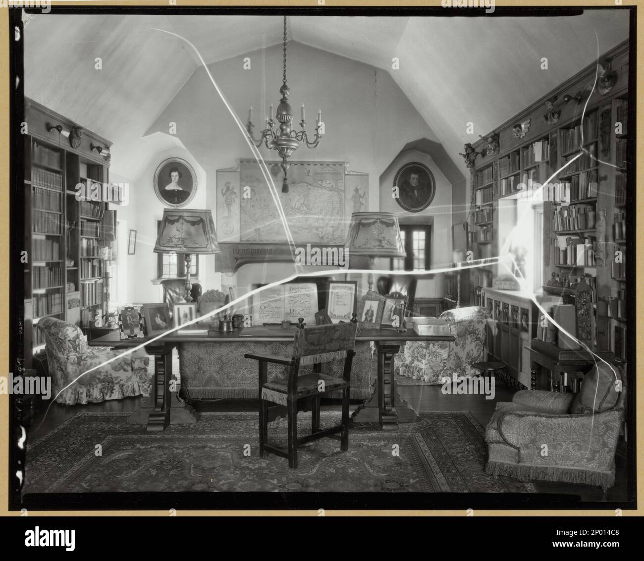 Virginia House, Library, Richmond, Henrico County, Virginia. Carnegie Survey of the Architecture of the South. United States  Virginia  Henrico County  Richmond, Chairs, Bookcases, Libraries , Rooms. Stock Photo