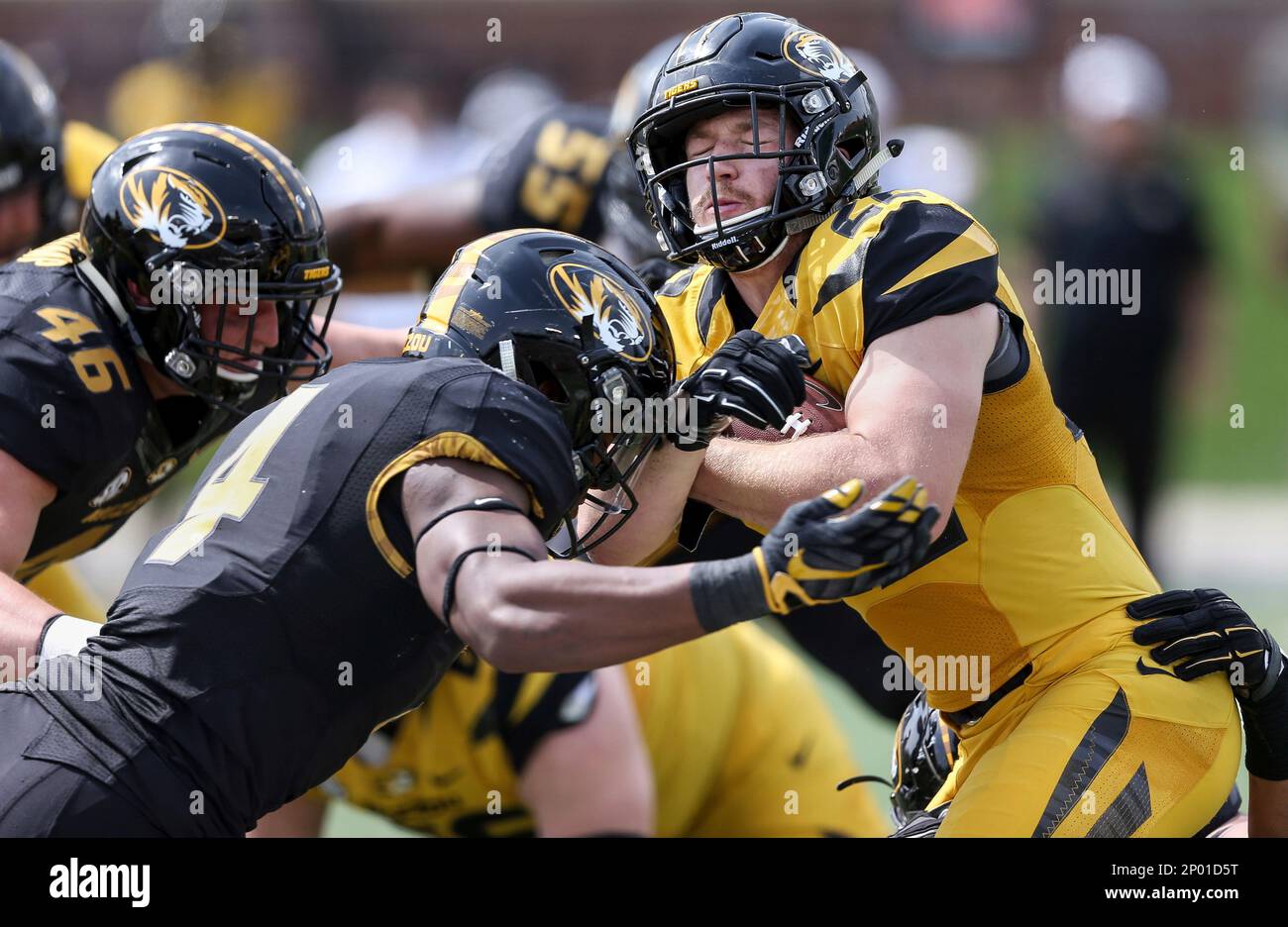 Missouri linebacker BrandonLee (4) prepares to tackle running back