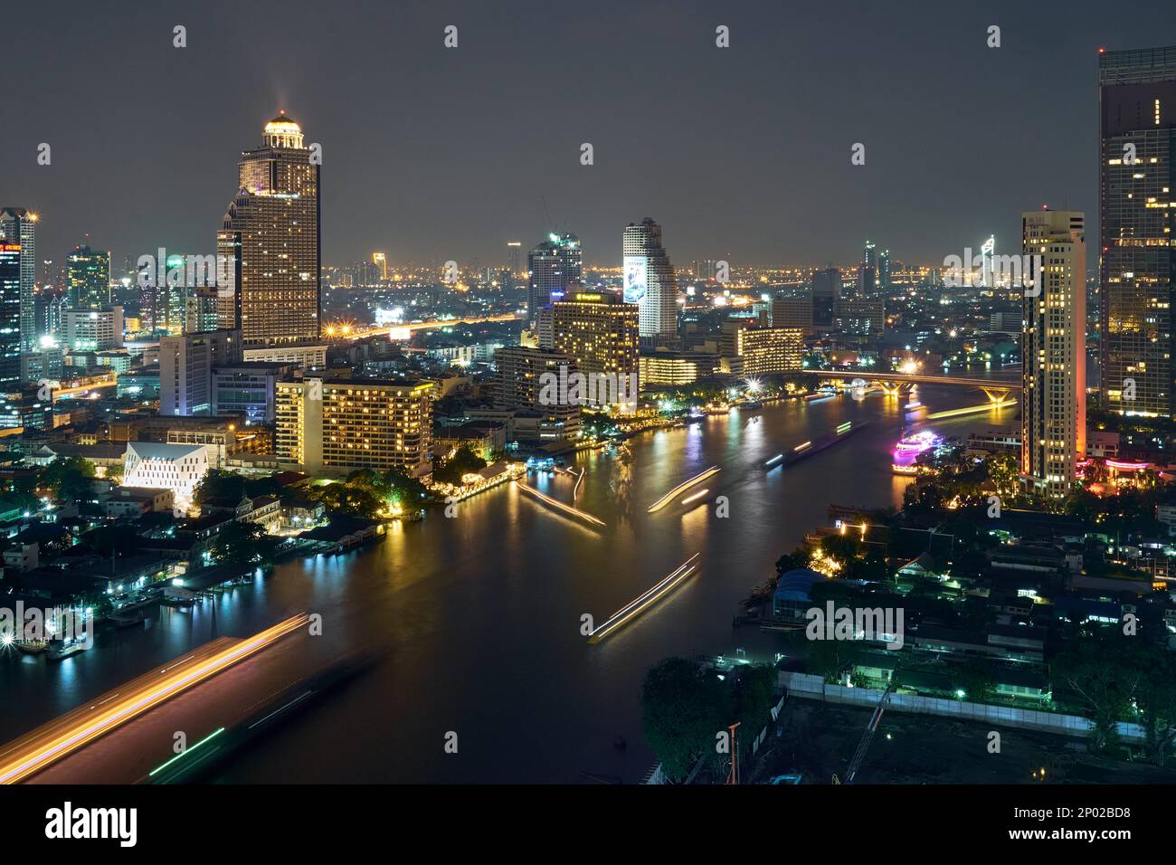 Panoramic night time view of the Bangkok skyline and the Chao Phraya ...