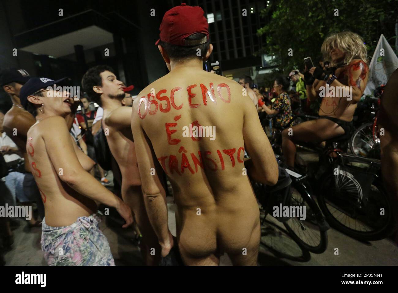 SP - Sao Paulo - 11/03/2017 - Pedalada pelada - Ciclistas participam da  decima edicao da Pedalada Pelada, na av. Paulista, que buscar mostrar a  fragilidade dos ciclistas frente a violencia do