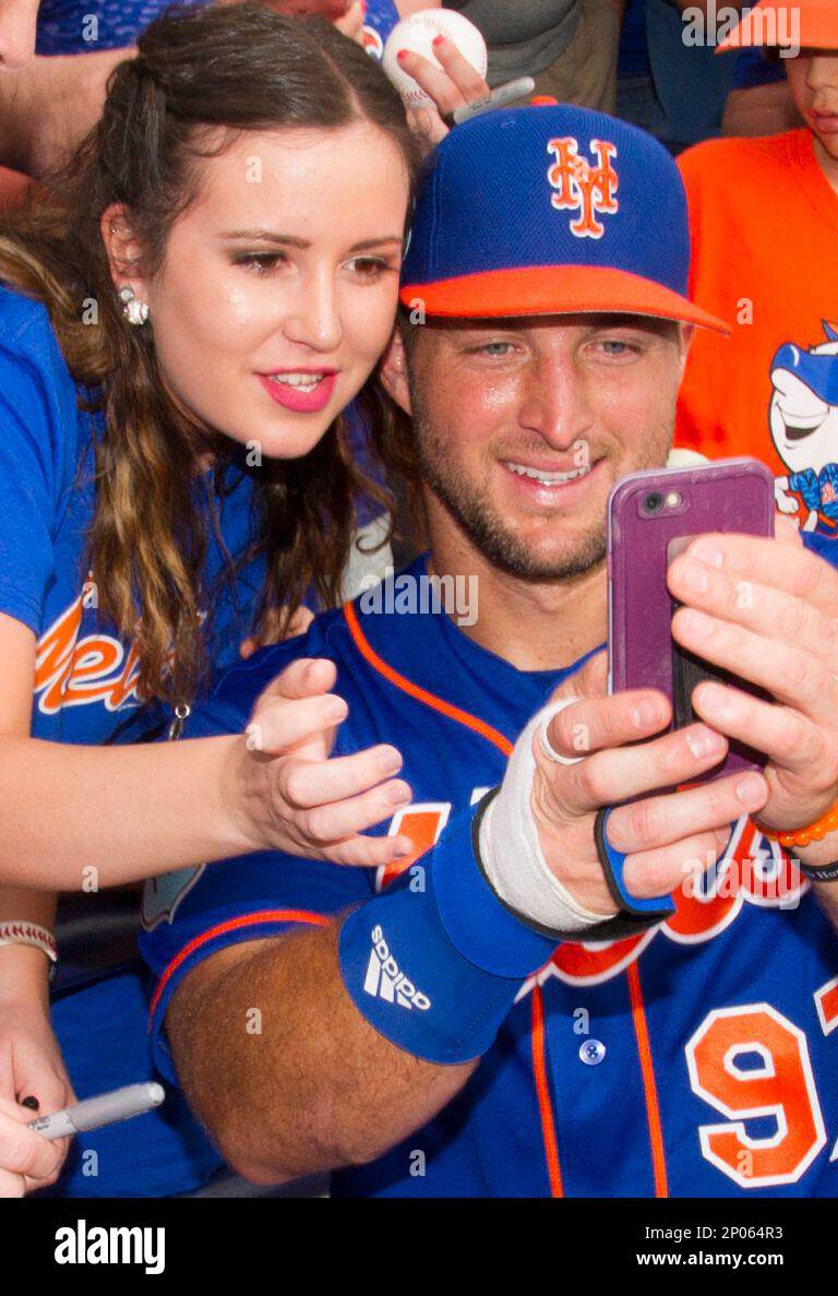 New York Mets video: Tim Tebow takes the field at spring training