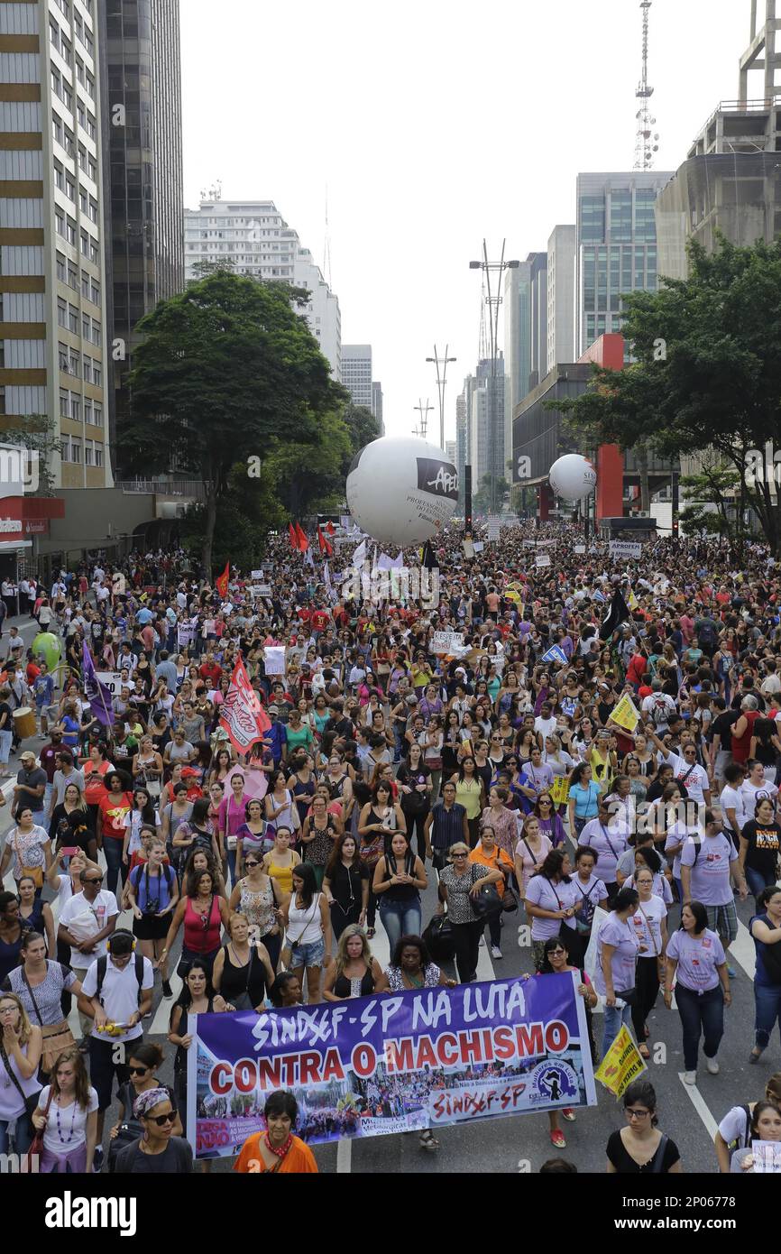 Duas Mulheres Fazendo Piquenique De Churrasco Tarde Da Noite Foto de Stock  - Imagem de alegria, povos: 249348156, image size:866x1390