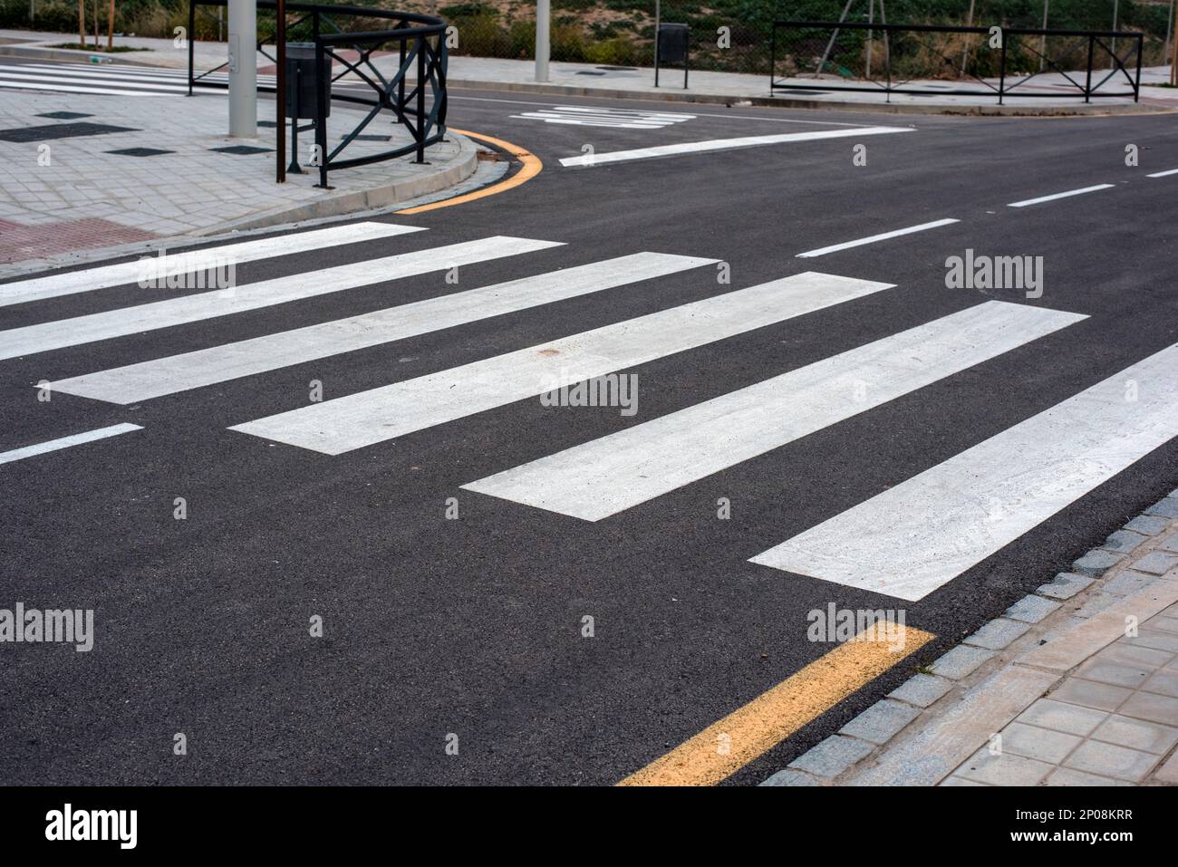 Paso de peatones pintado en el asfalto de una calle Stock Photo