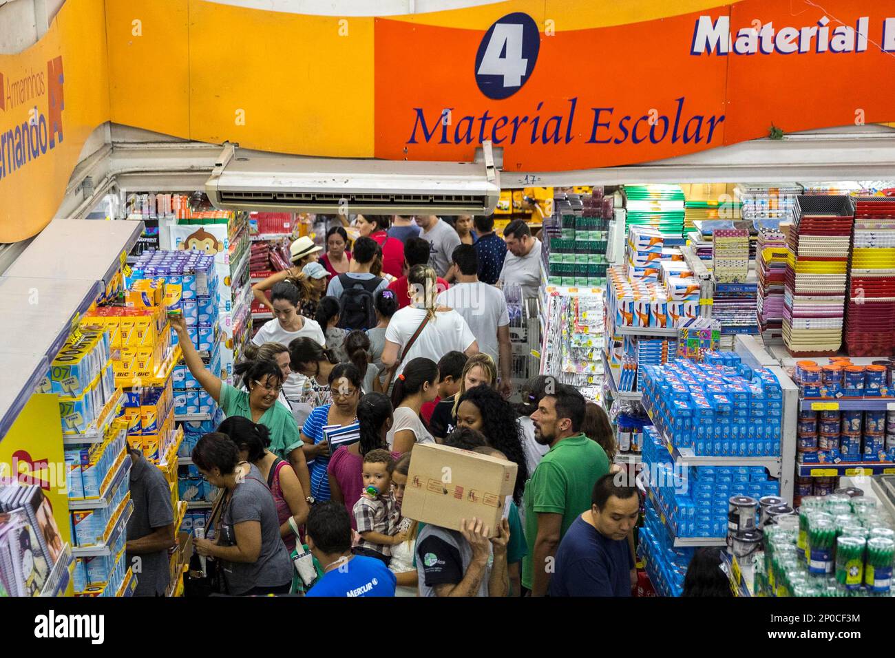 SP - Sao Paulo - 11/01/2017 - Venda de Material Escolar - Movimentacao de  consumidores a procura de material escolar neste inicio de ano de 2017 Foto:  Suamy Beydoun/AGIF (via AP Stock Photo - Alamy