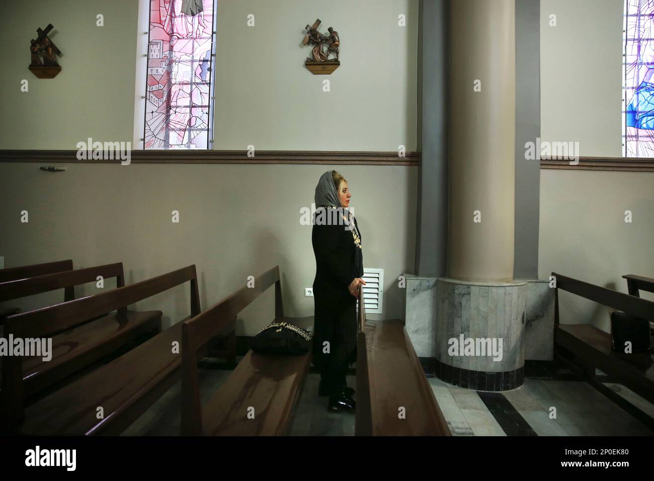 An Iranian Christian worshipper prays during Christmas mass at the Saint  Joseph Chaldean- Assyrian Catholic church, in Tehran, Iran, Sunday, Dec.  25, 2016. Parts of Iran's Christian minority are celebrating the Christmas, image size:1300x956