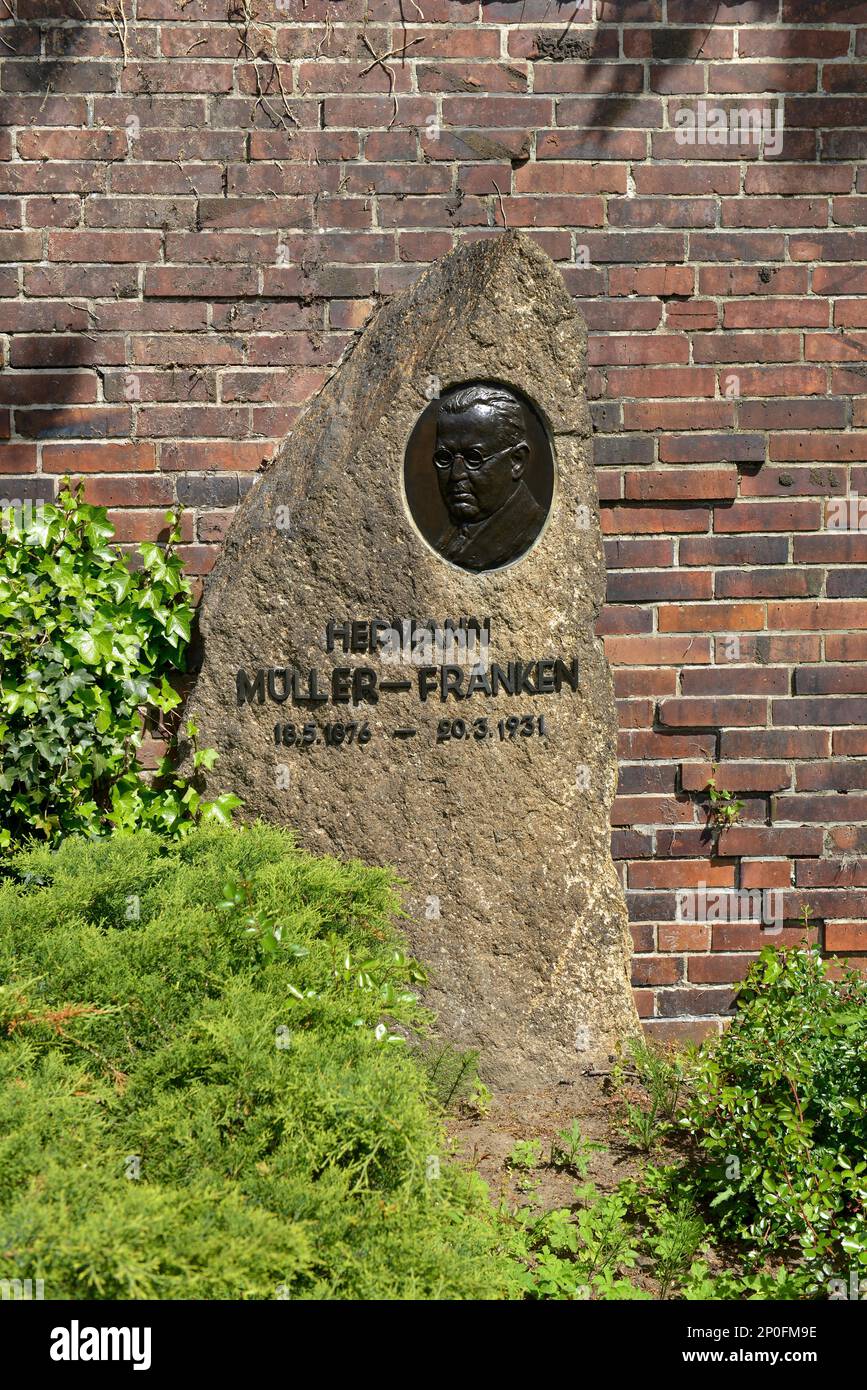 Grave, Hermann Mueller-Franken, Memorial of the Socialists, Friedrichsfelde Central Cemetery, Gudrunstrasse, Lichtenberg, Berlin, Germany Stock Photo