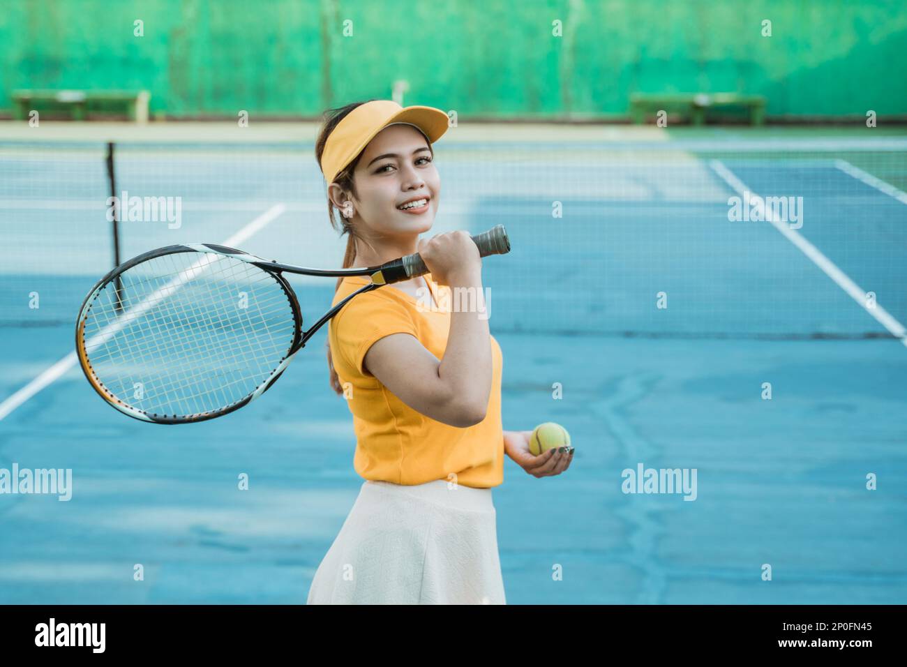 Tennis player wearing yellow hi-res stock photography and images - Alamy