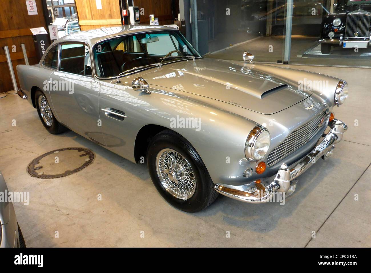 Aston Martin DB4, British classic car, round headlights, chrome bumper