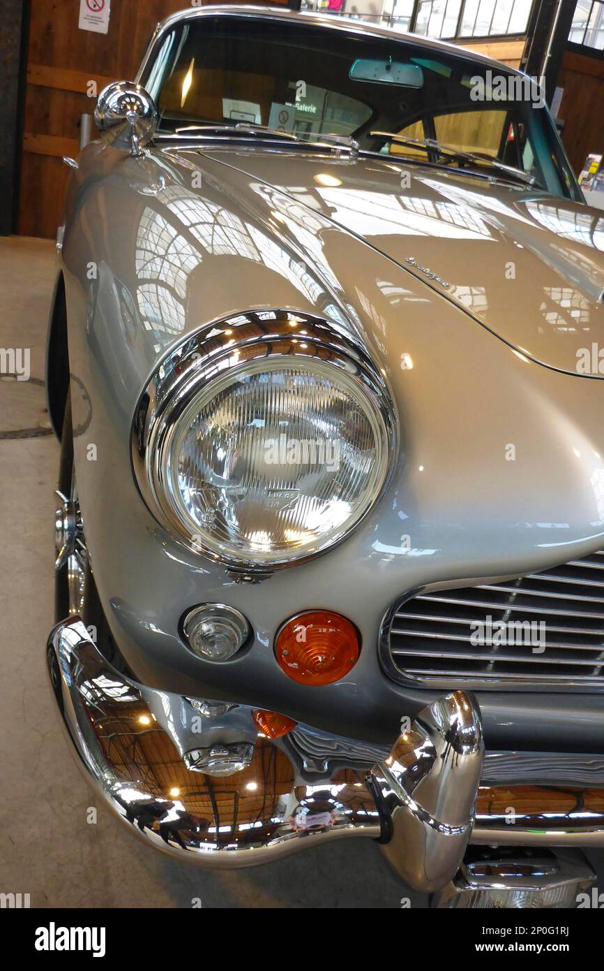 Aston Martin DB4, British classic car, round headlights, chrome bumper