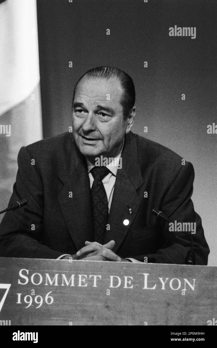 Archives 90ies French president of the Republic, Jacques Chirac, attends Press conference, G7