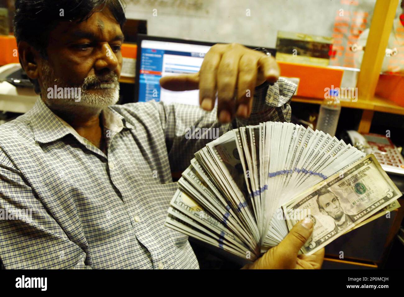 karachi-pakistan-2nd-mar-2023-a-man-shows-u-s-dollar-banknotes-in