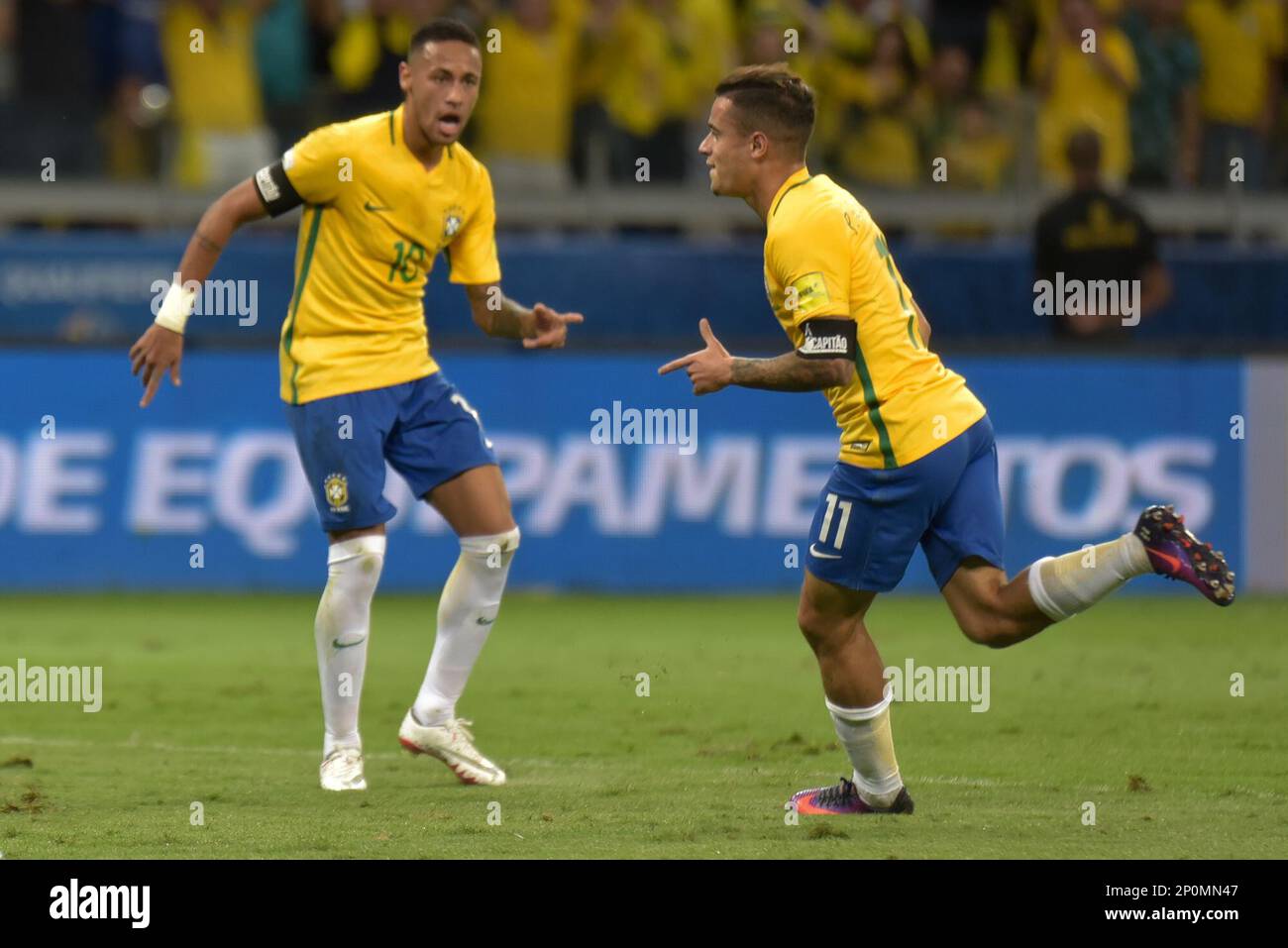 Belo Horizonte - MG - 10/11/2016 - Eliminatorias da copa do Mundo 2018  Brasil x Argentina, Fulano do Brasil disputa lance contra jogador da  Argentina pela eliminatoria da copa do Mundo de