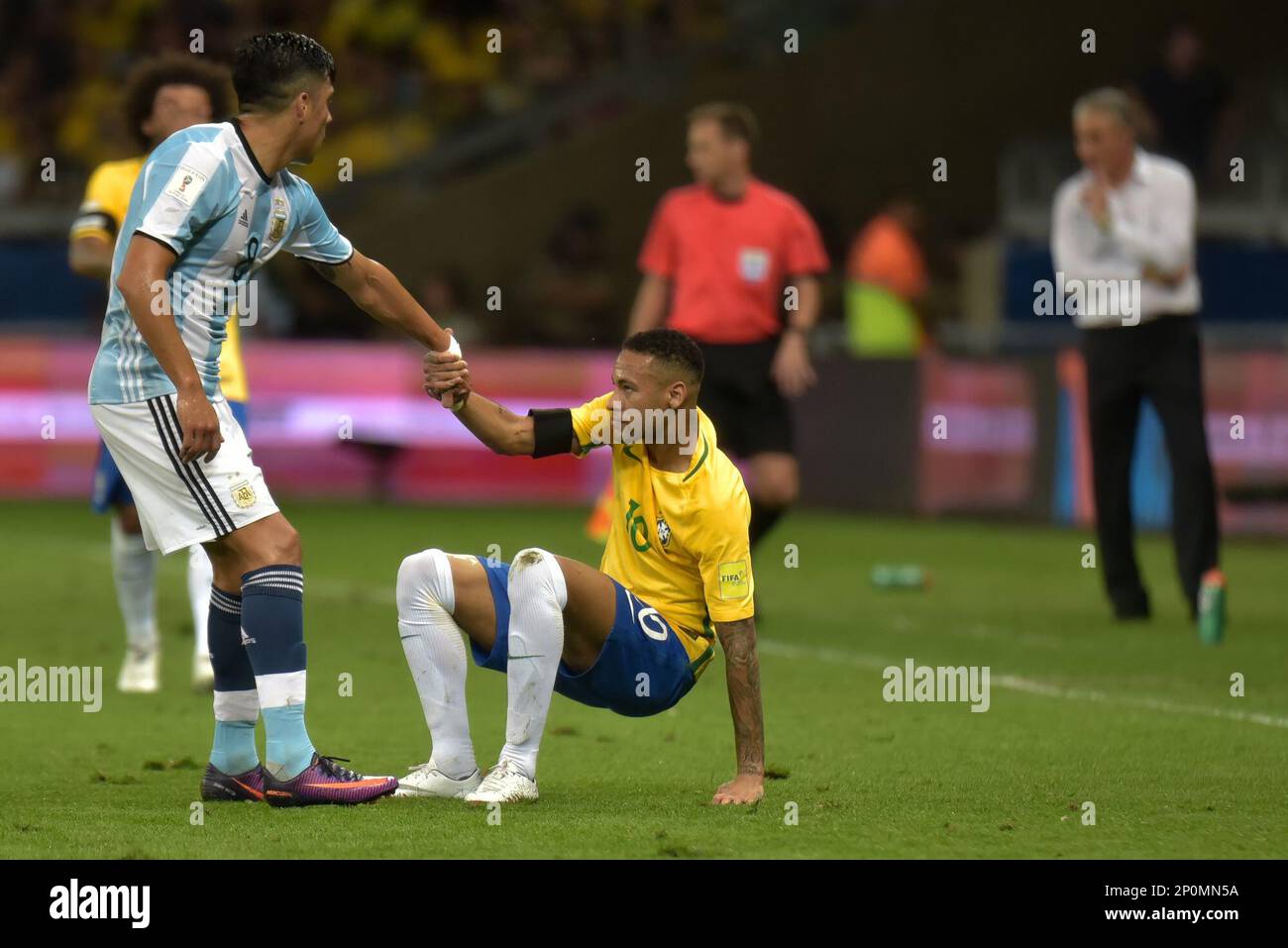 Belo Horizonte - MG - 10/11/2016 - Eliminatorias da copa do Mundo 2018  Brasil x Argentina, Neymar do Brasil disputa lance contra jogador da  Argentina pela eliminatoria da copa do Mundo de