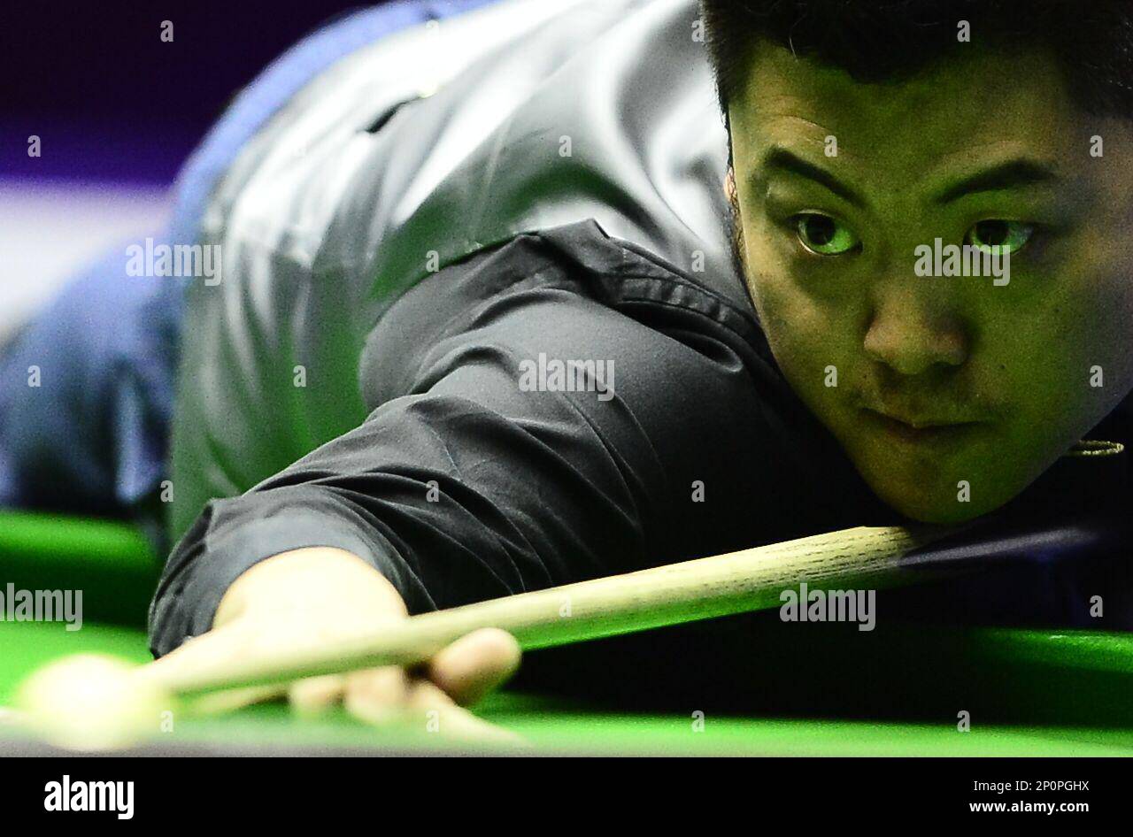 Liang Wenbo of China plays a shot aganist Mark Selby of England in their 1/8 finals match during the World Snooker International Championship 2016 in Daqing city, northeast Chinas Heilongjiang province, 26