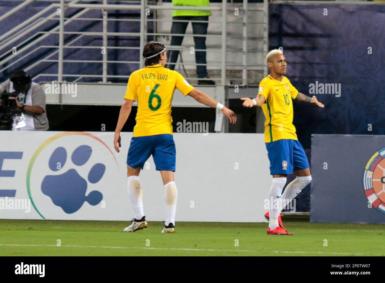 Natal - RN - 06/10/2016 - Eliminatorias da Copa do Mundo de 2018, Brasil x  Bolivia - xxxxxx do Brasil disputa lance durante partida contra Bolivia na  Arena Dunas pelas Eliminatorias da