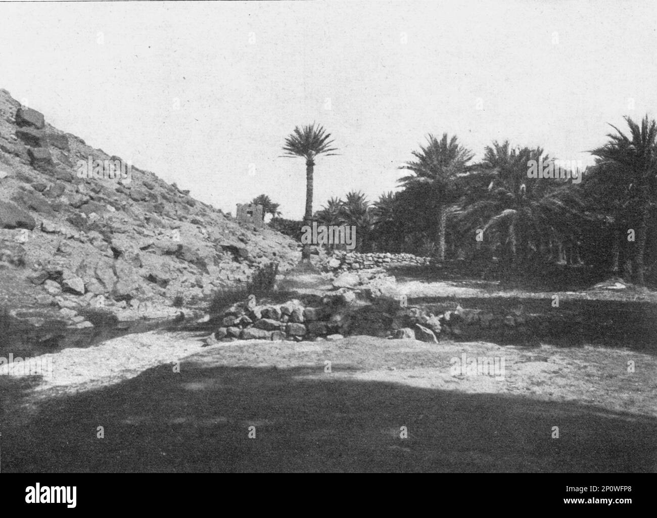 ''L'Oued Zousfana pres de Taghit; Afrique du nord', 1914. From &quot;Grande Geographie Bong Illustree&quot;, 1914. Stock Photo