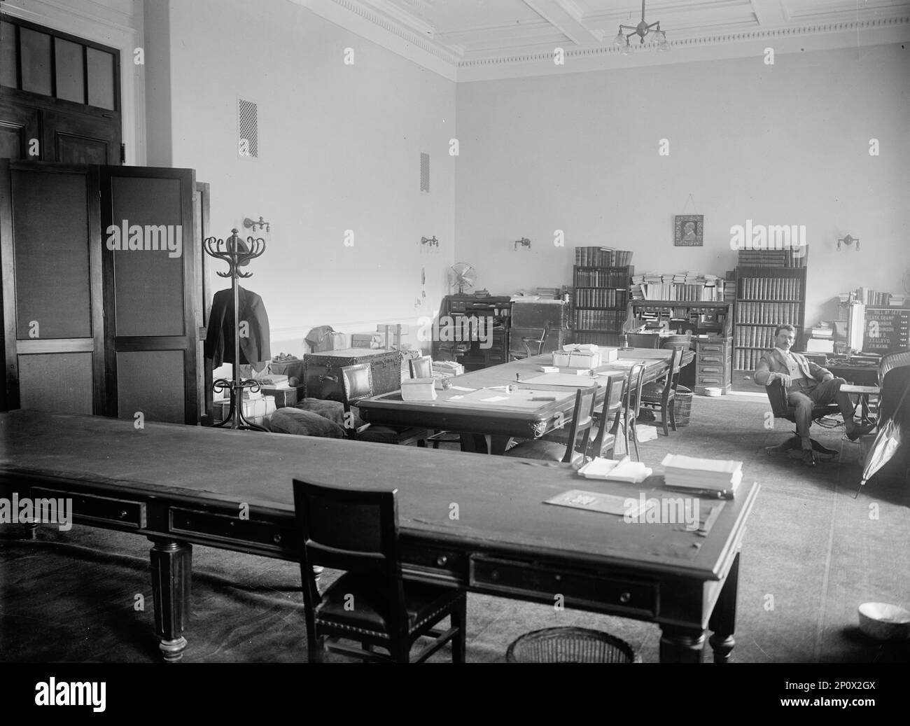 House Office Building - Interior, 1913. Portrait of President Woodrow Wilson on far wall. Board at right reads: 'Bill No. 1472: Clark, Champ; J.G. Cannon; Ben. Johnson; Kitchin, G.; J.T. Lloyd; J.R. Mann'. Stock Photo