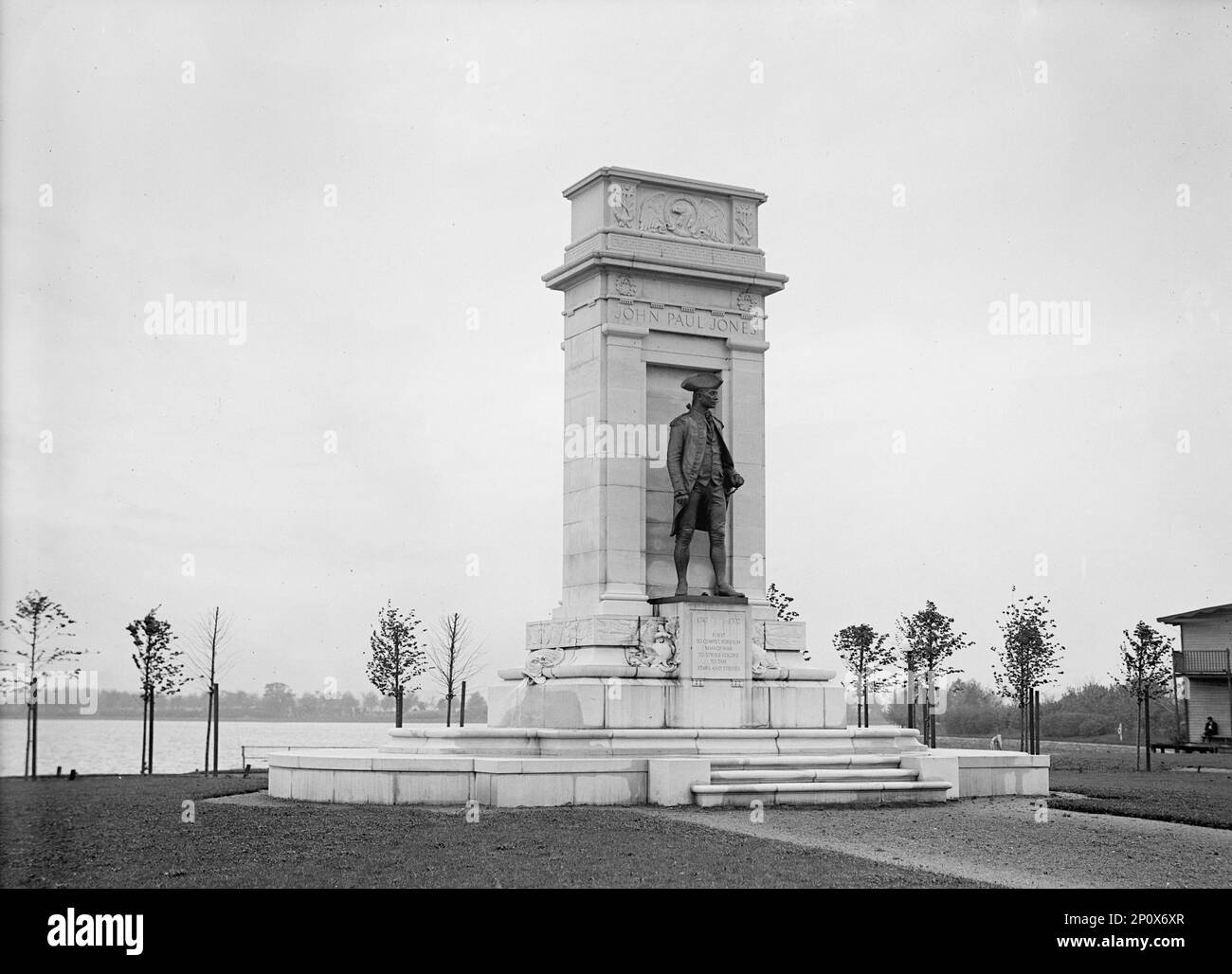 John Paul Jones - Statue, 1914. Washington DC. The John Paul Jones Memorial, by Charles Henry Niehaus, commemorates John Paul Jones, the United States' first naval war hero, father of the US Navy, and the only naval officer to receive a Congressional Gold Medal during the American Revolutionary War. Inscription: 'First to compel foreign man-of-war to strike colors to the stars and stripes'. Stock Photo