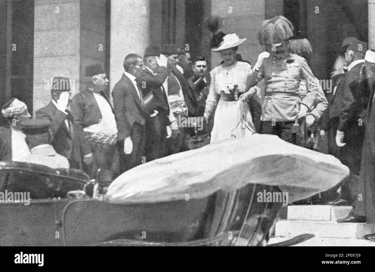 ''Sarajevo, Apres le premier attentat: le couple princier quitte l'hotel de ville pour se rendre a hospital militaire'. From &quot;L'Album de la Guerre 1914-1919, Volume I&quot; [L'Illustration, Paris, 1924]. Stock Photo