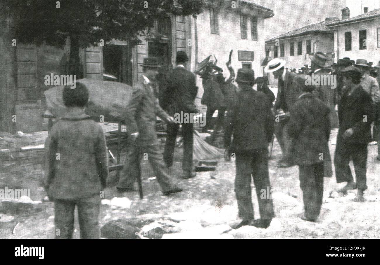 ''Sarajevo, Les maisons et magasins serbes sont saccages'. From &quot;L'Album de la Guerre 1914-1919, Volume I&quot; [L'Illustration, Paris, 1924]. Stock Photo