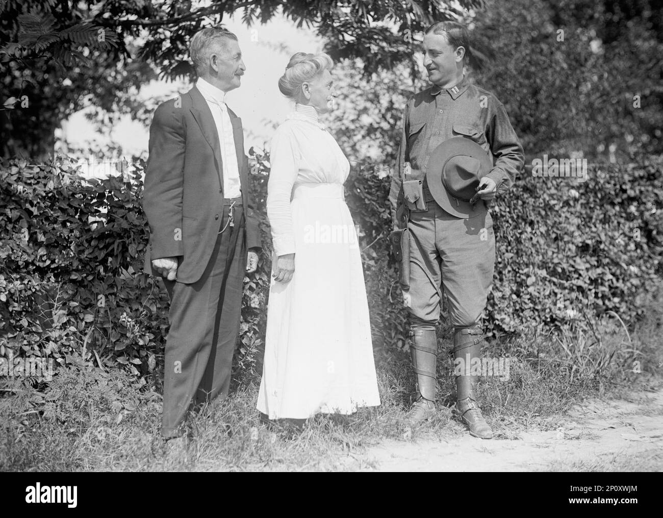 National Guard of D.C. - Capt. Louis Wilson And Parents, 1915. Stock Photo